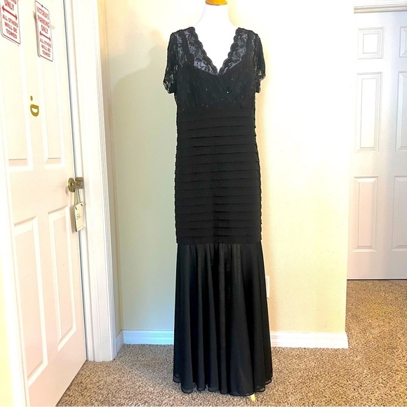 BETSY & ADAM Plus 18 Black lace bodice pleated Full-Length Evening Mermaid Dress - Picture 1 of 10
